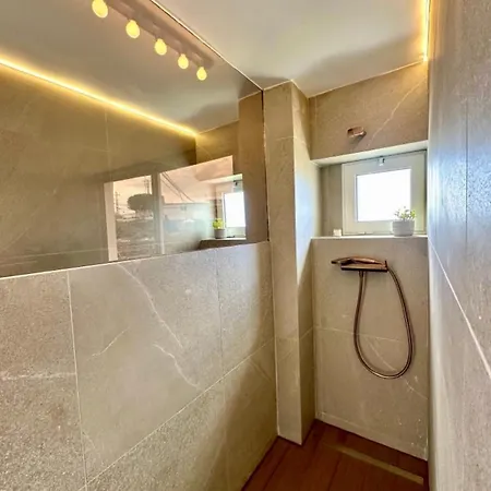 Countryside Elegant 4-bedroom Suite, Pool & Garden