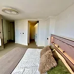 Nyaraló Countryside Elegant 4-bedroom Suite, Pool & Garden