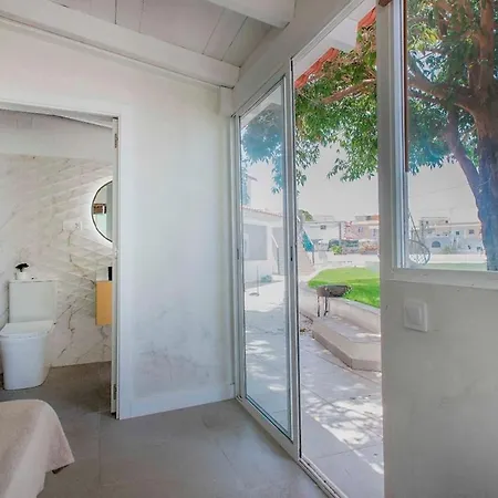 Сasa de vacaciones Countryside Elegant 4-bedroom Suite, Pool & Garden Los Menores