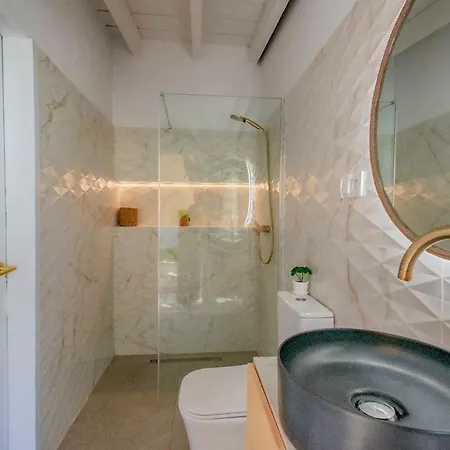 Countryside Elegant 4-bedroom Suite, Pool & Garden Сasa de vacaciones Los Menores