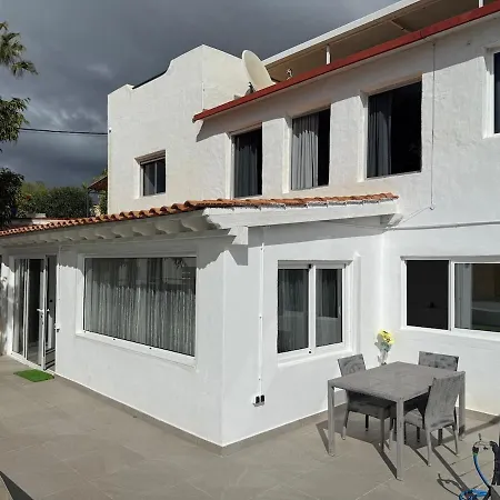 Сasa de vacaciones Countryside Elegant 4-bedroom Suite, Pool & Garden Los Menores