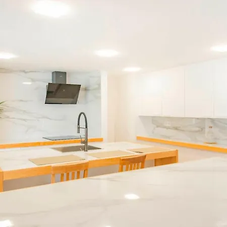 Countryside Elegant 4-bedroom Suite, Pool & Garden *