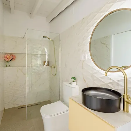 Countryside Elegant 4-bedroom Suite, Pool & Garden Nyaraló *
