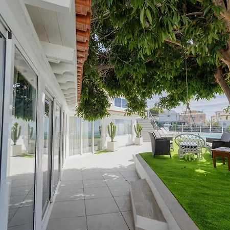 Countryside Elegant 4-bedroom Suite, Pool & Garden Сasa de vacaciones *